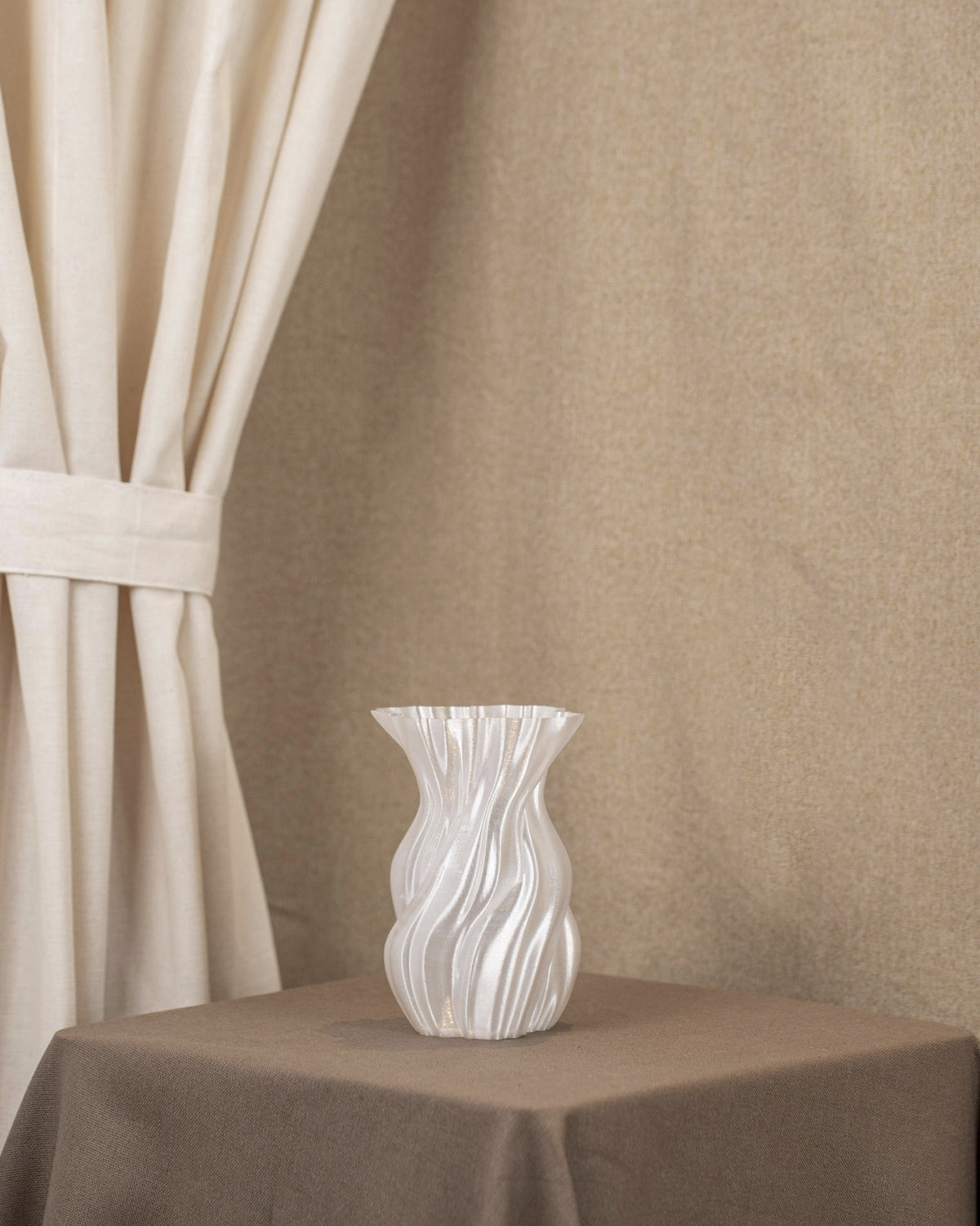 Vintervad Design Anna white sculptural vase with organic tree-inspired lines made from sustainable grain materials.