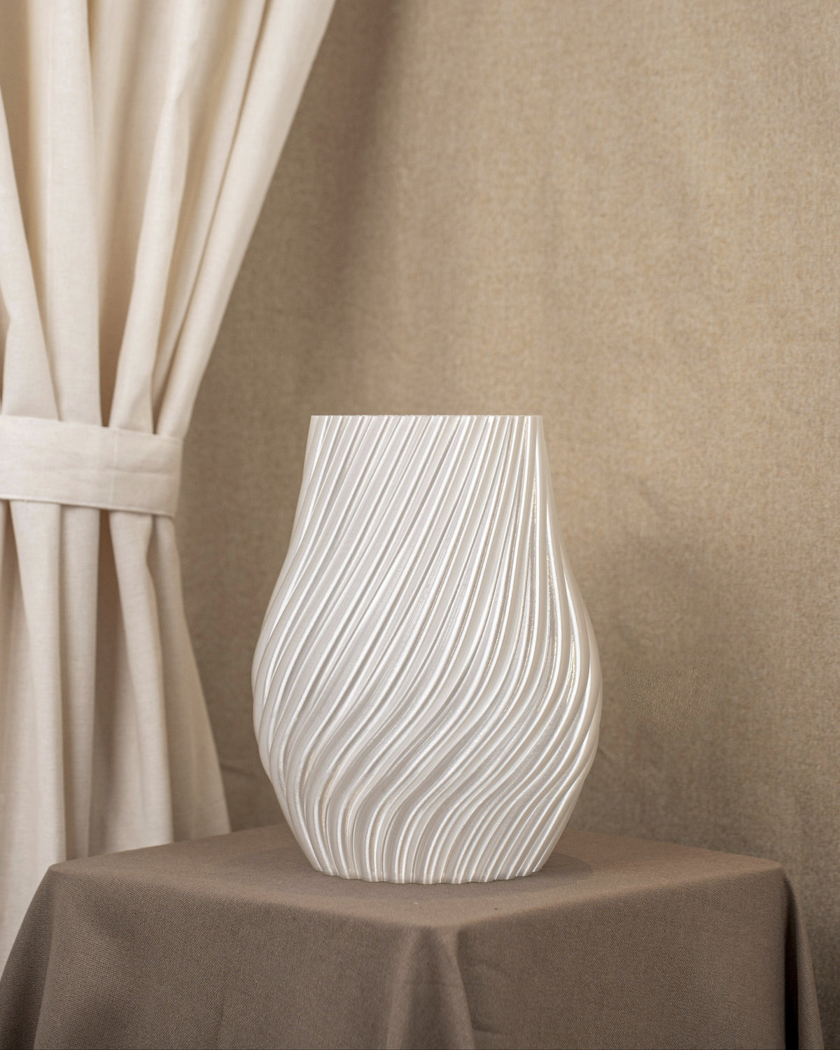Vintervad Design Ida vase in clear, featuring a modern spiral design made from sustainable corn harvest waste.