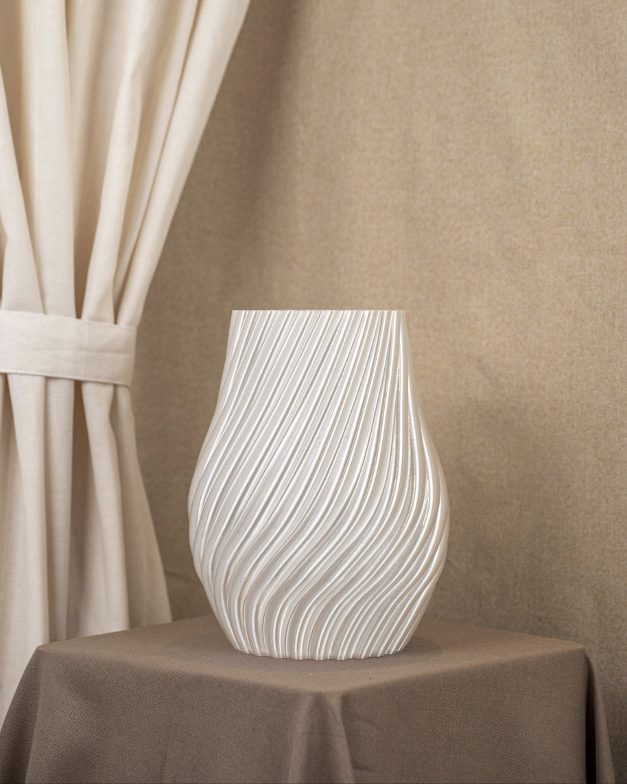 Vintervad Design Ida vase in clear, featuring a modern spiral design made from sustainable corn harvest waste.