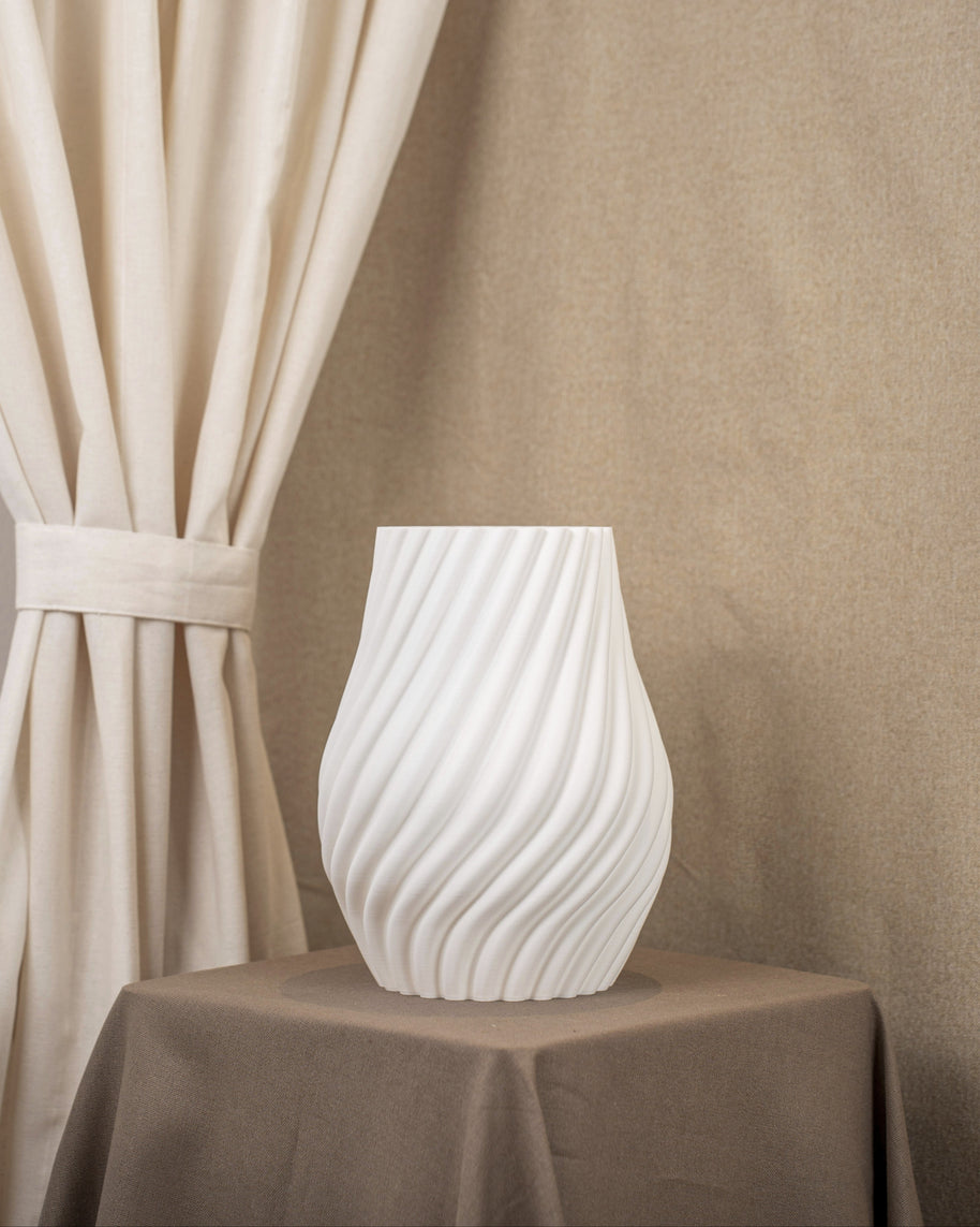 Vintervad Design Ida vase in white with a modern spiral texture, made from sustainable, biodegradable materials.