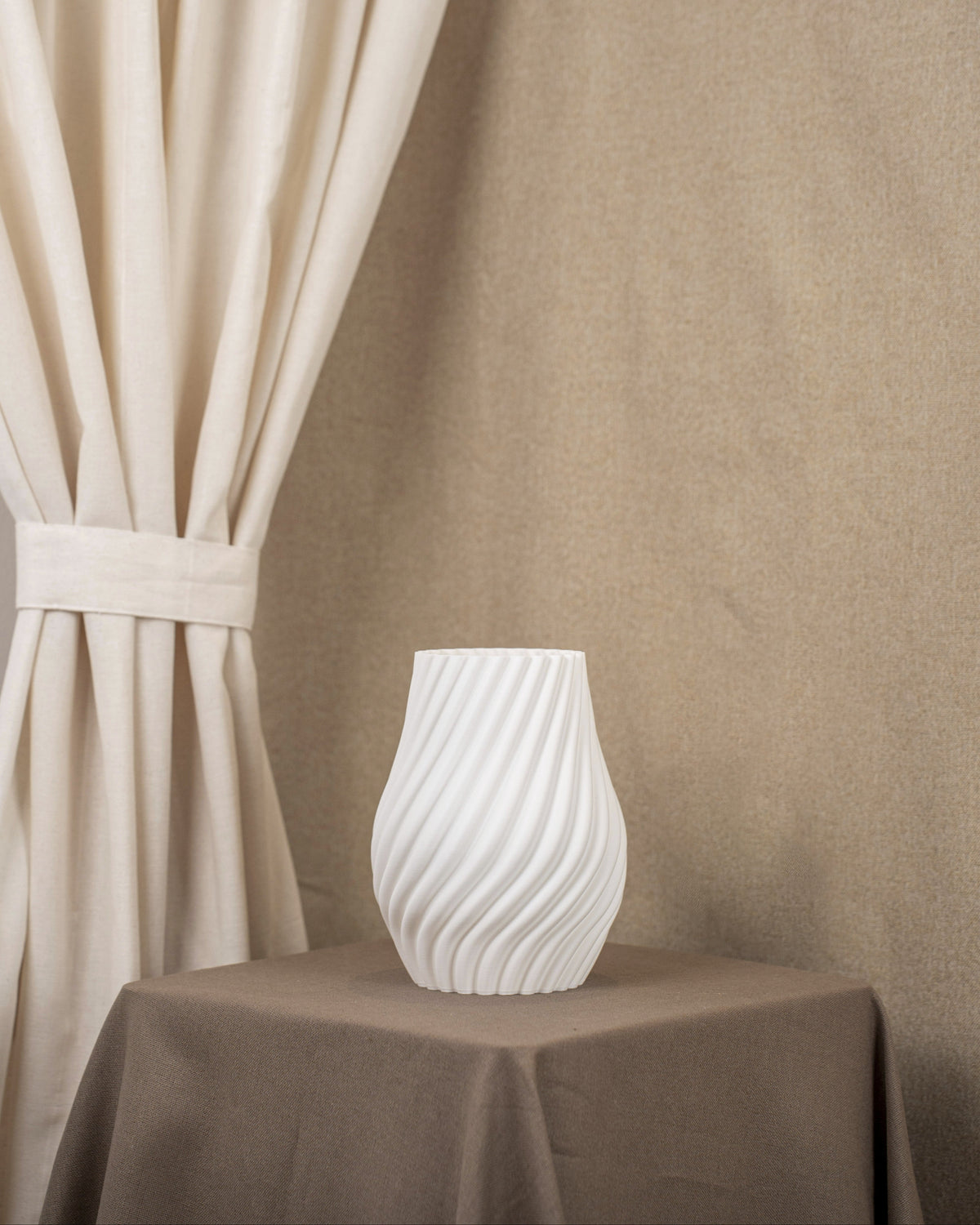 Vintervad Design Ida vase in white, featuring a modern spiral design made from sustainable, biodegradable materials.