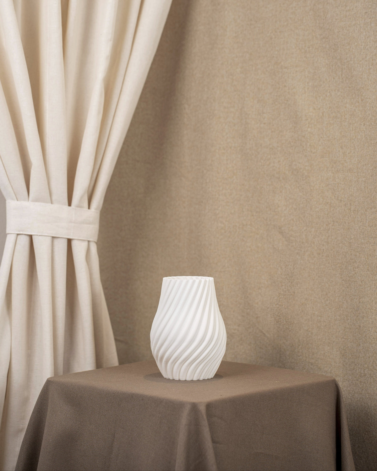 Vintervad Design Ida vase in white with a modern spiral design, made from sustainable biodegradable materials.